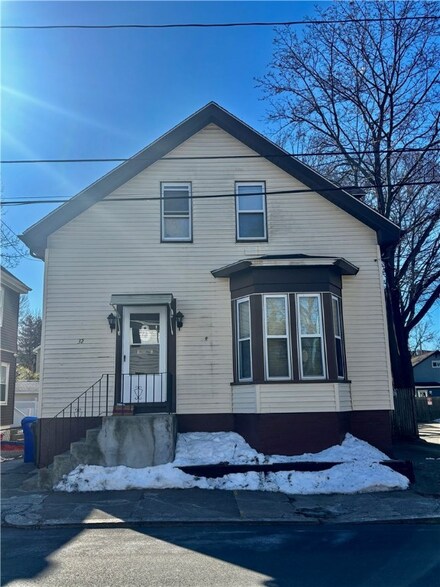 32 Carver St, Pawtucket, RI 02860