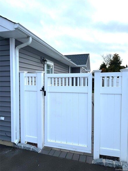 108 Pilcher St, Babylon, NY 11702