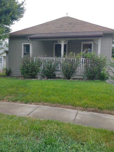206 E Florence St, Oglesby, IL 61348