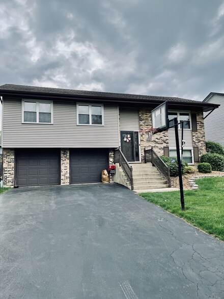 1117 Buttonwood Dr, Westmont, IL 60559