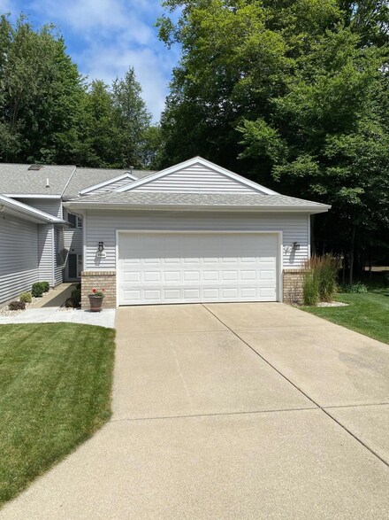 1044 Hidden Creek Dr, Norton Shores, MI 49441