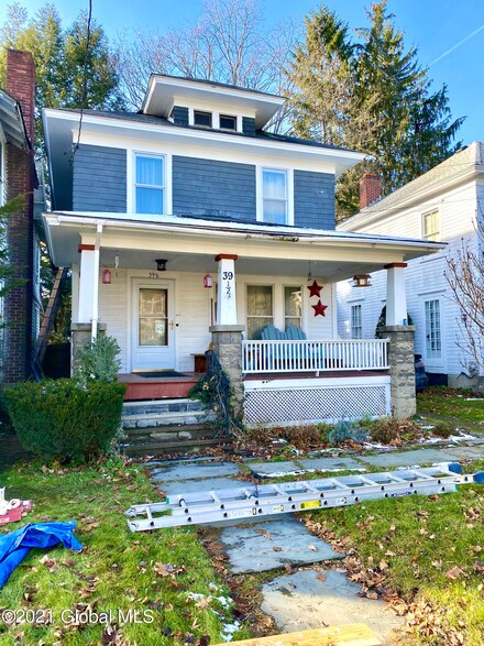 39 1/2 Maple St, Oneonta, NY 13820