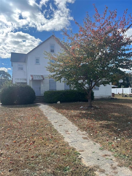 40 Swezey St, Patchogue, NY 11772