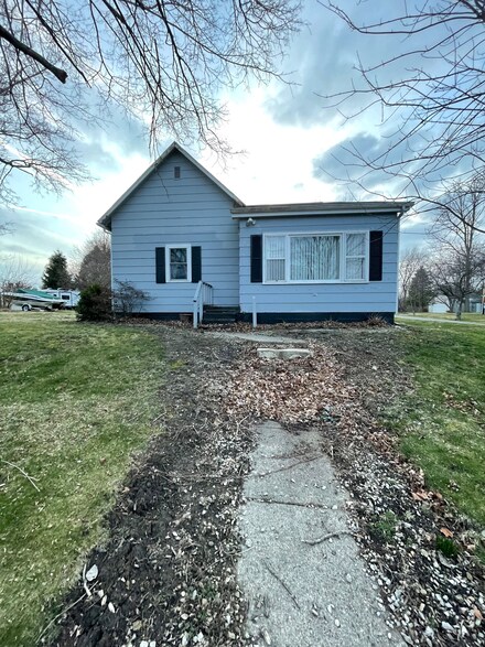 1114 N College St, Veedersburg, IN 47987