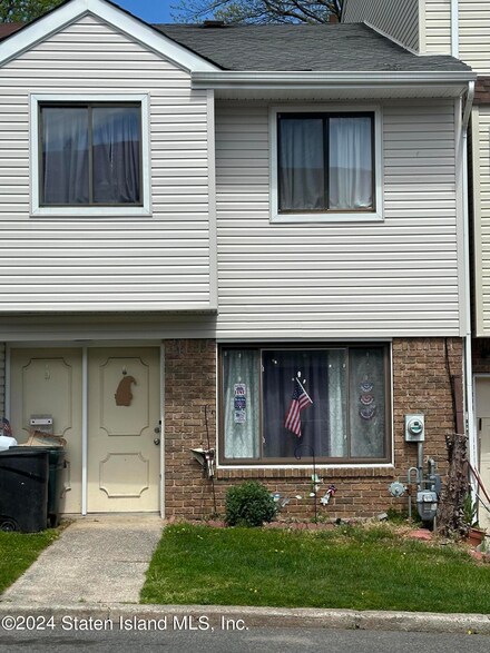 101 Redwood Loop, Staten Island, NY 10309