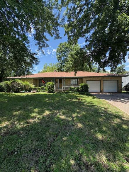 300 N 13th St, Ponca City, OK 74601