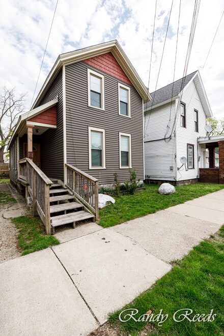 715 Chatham St NW, Grand Rapids, MI 49504
