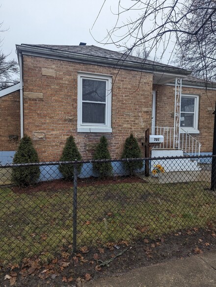 701 W Water St, Waukegan, IL 60085
