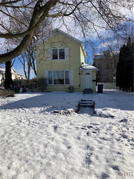 1008 Danforth St, Syracuse, NY 13208
