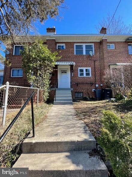 5302 Leverett St, Oxon Hill, MD 20745