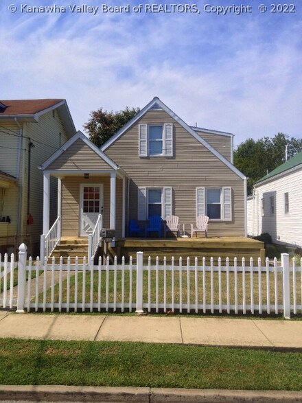 313 17th St, Dunbar, WV 25064