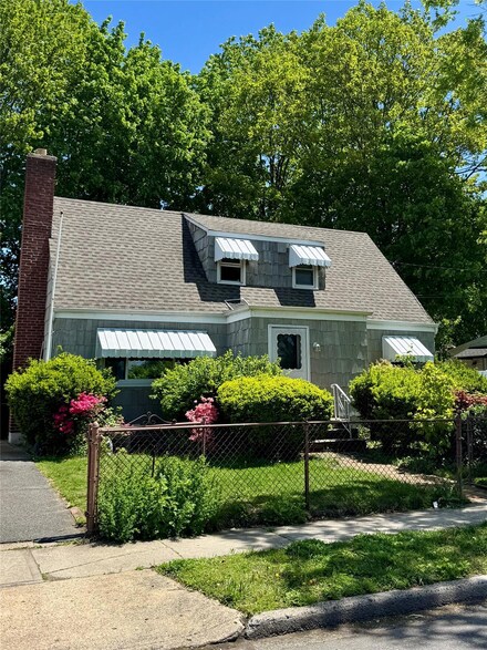 15 Underhill Ave, Hicksville, NY 11801