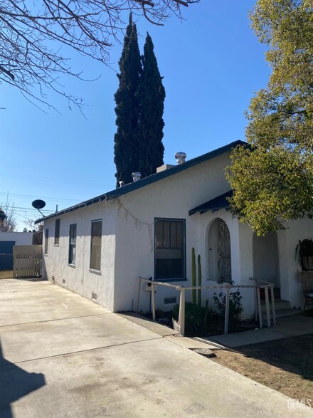 215 Woodrow Ave, Bakersfield, CA 93308
