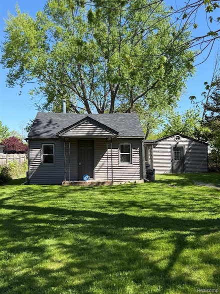 1095 Harding Dr, Flint, MI 48507