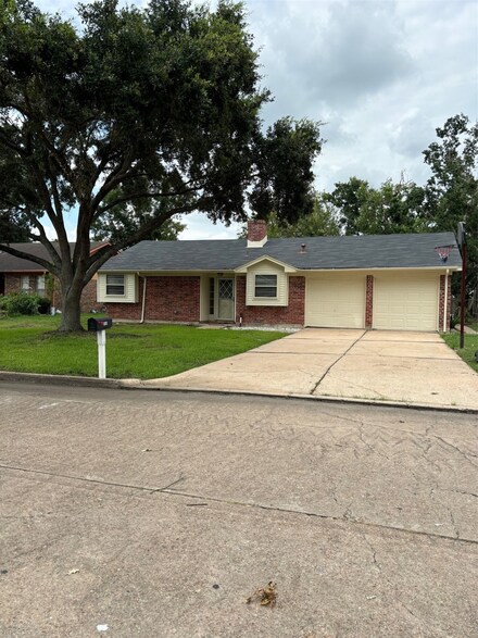914 Overland St, Stafford, TX 77477