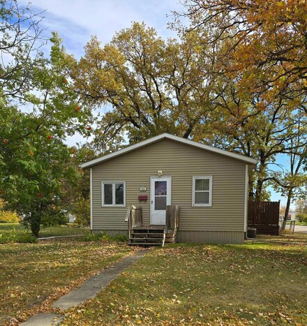 422 Arnold Ave S, Thief River Falls, MN 56701