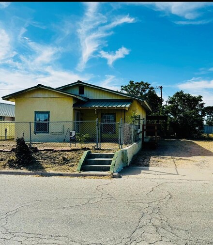 407 W 4th St, Monahans, TX 79756