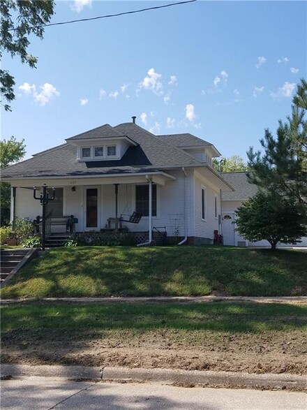 407 N 4th St, Guthrie Center, IA 50115