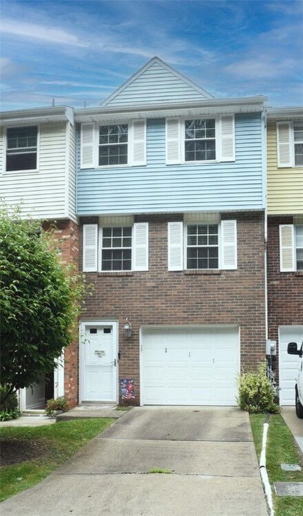 211 Marc Dr, Pittsburgh, PA 15236