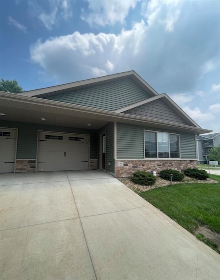 122 Wild Rose Ln, Solon, IA 52333