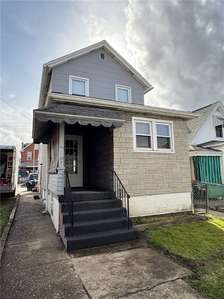 311 1/2 Beech St, Vandergrift, PA 15690