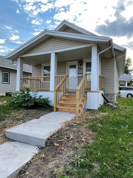 885 14th St NE, Cedar Rapids, IA 52402