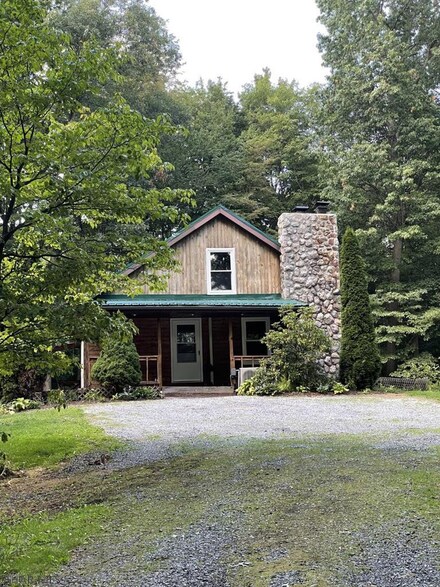 1070 Dogwood Ln, Roaring Spring, PA 16673