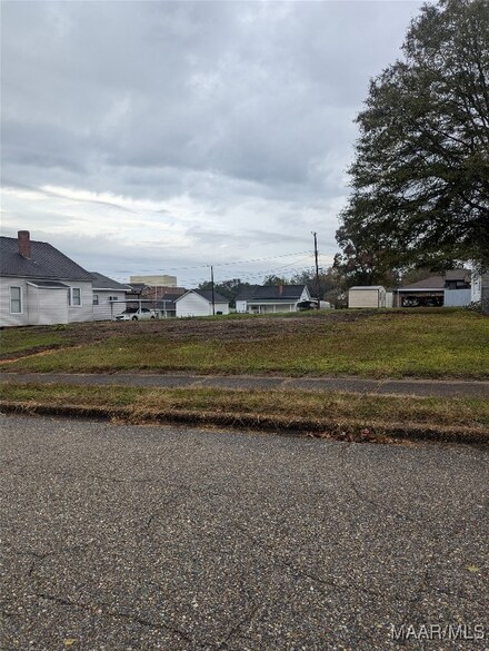 402 James St, Tallassee, AL 36078