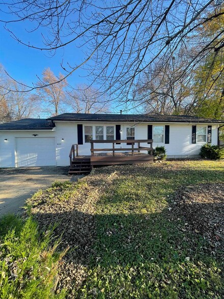 8123 Shore Dr, Machesney Park, IL 61115