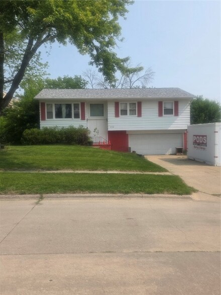 2520 Falbrook Dr NE, Cedar Rapids, IA 52402