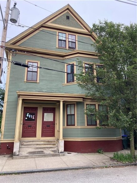 44 Bainbridge Ave, Providence, RI 02909