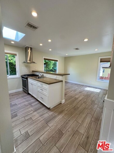 10740 Aqua Vista St, Los Angeles, CA 91602