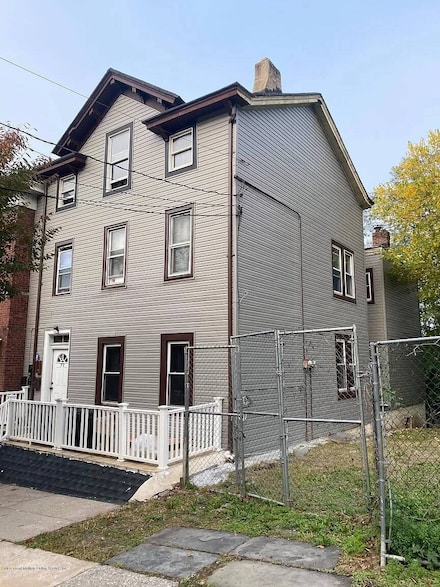 77 York Ave, Staten Island, NY 10301