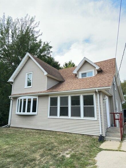 4902 Forest Hills Rd, Loves Park, IL 61111