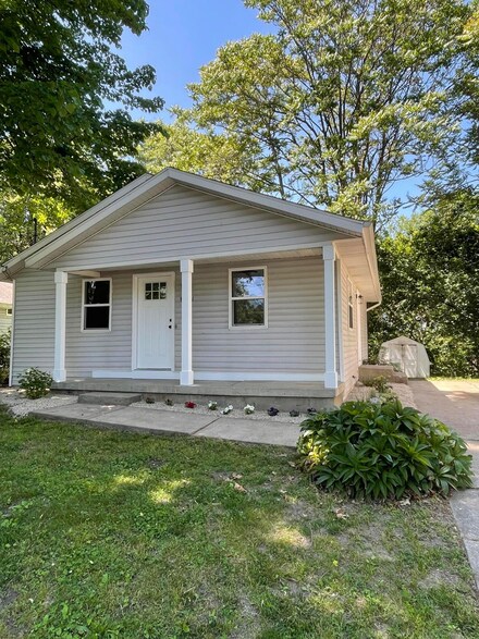851 Woolsey Dr SW, Grand Rapids, MI 49503