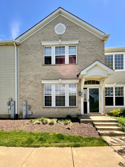 204 Springbrook Trail S, Oswego, IL 60543