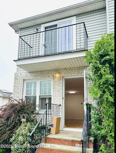 16 Sky Ln, Staten Island, NY 10304