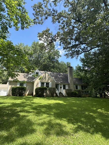 1104 E Wood St, Paris, TN 38242