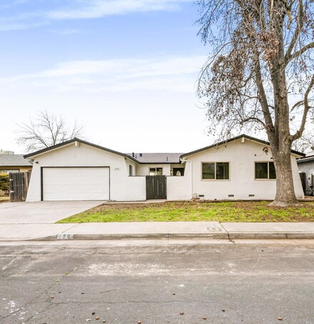 136 W Swift Ave, Clovis, CA 93612