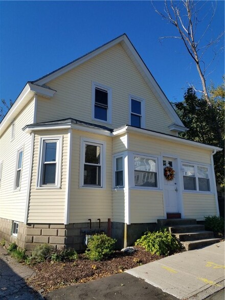 8 Chestnut Hill Ave, Cranston, RI 02920