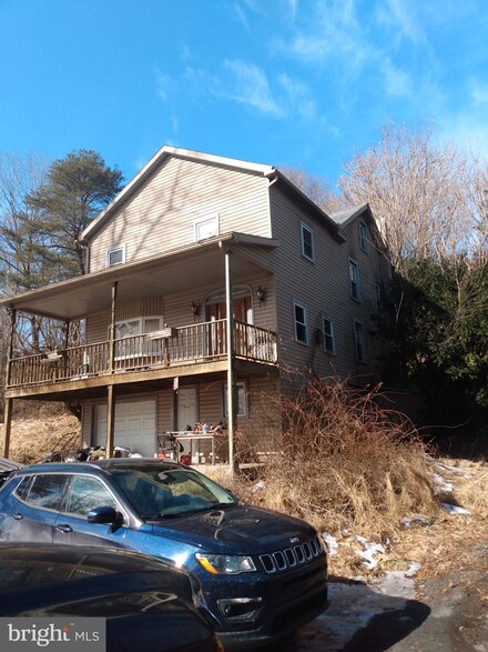 51 Pine Creek Rd, Spring Glen, PA 17978