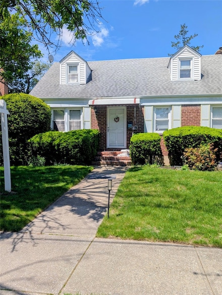 13 Surrey Ln, New Hyde Park, NY 11040