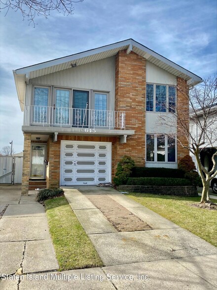 645 Hylan Blvd, Staten Island, NY 10305