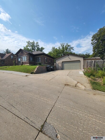 1315 Kavan St, Omaha, NE 68107