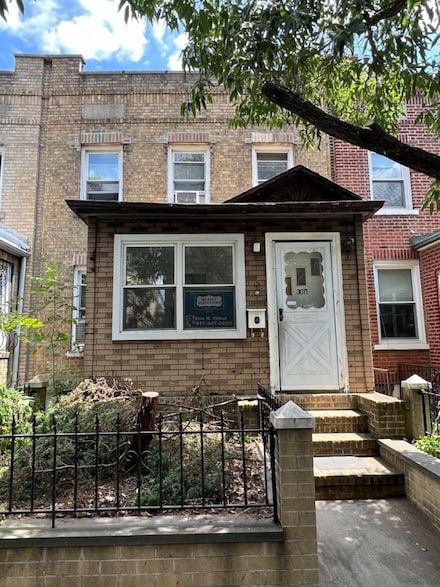 30-71 37th St, Long Island City, NY 11103