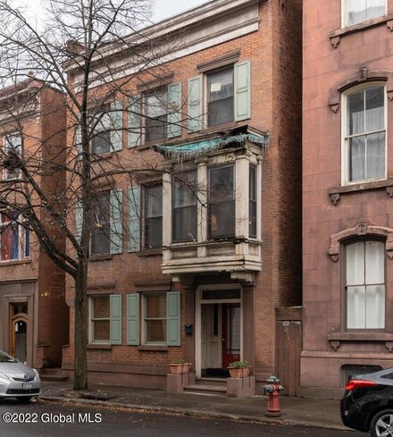 89 4th St, Troy, NY 12180