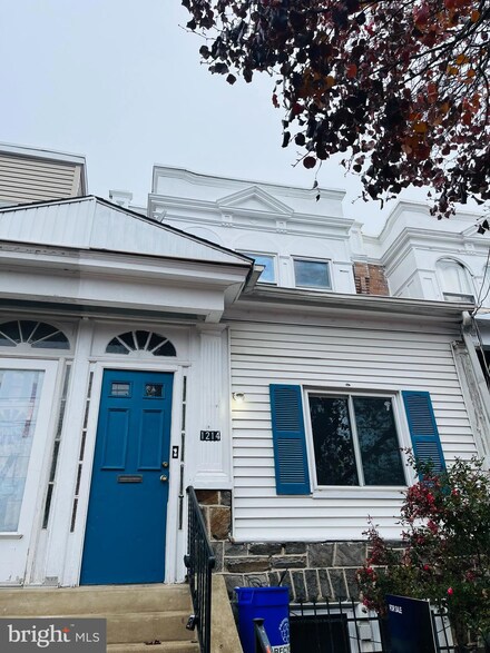 1214 E 9th St, Crum Lynne, PA 19022