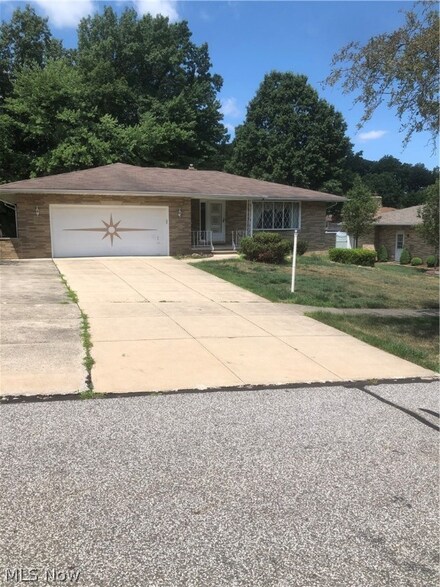 6820 Donna Rae Dr, Seven Hills, OH 44131