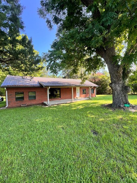 235 E Dickey St, Sycamore, GA 31790