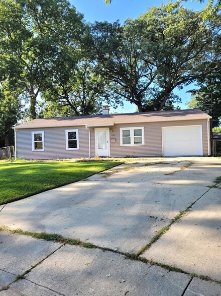 808 Spruce Ct, Streamwood, IL 60107